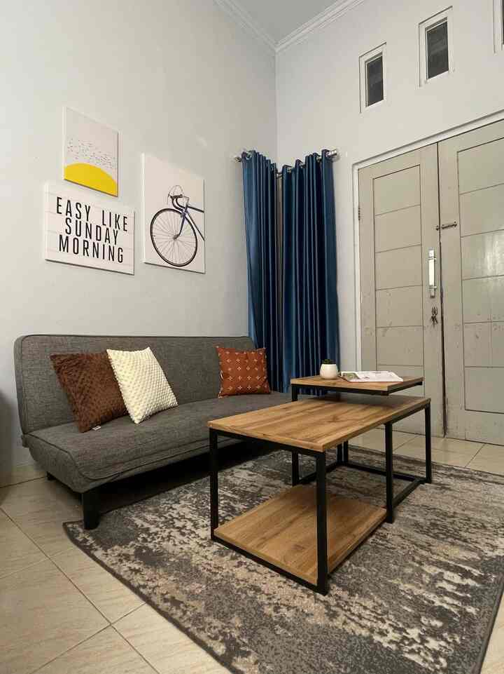 
Living room mungil tapi tetap nyaman? Why not! 🌿

Di rumah dengan luas terbatas, ruang tamu sering jadi tantangan. Tapi, ada cara untuk membuatnya tetap fungsional dan stylish tanpa terlihat penuh.

✨ Kuncinya? Pilih furnitur yang simpel tapi efisien! Seperti meja kayu industrial yang compact ini, pas banget untuk menambah karakter tanpa mengambil banyak ruang.

💡 Practical tips untuk living room kecil:

1. Gunakan sofa multifungs, selain hemat tempat, juga bisa jadi spot cozy buat rebahan.
2. Pilih layout yang open, tanpa terlalu banyak pembatas, agar ruang terasa lebih lega.
3. Tambahkan karpet dengan motif abstrak untuk memberi dimensi tanpa bikin ruangan terasa sumpek.

🌿 Sentuhan personal: Beberapa dekorasi minimalis di dinding dan tanaman artificial bikin suasana lebih hidup tanpa bikin penuh.

Bagikan tips favorit kamu untuk living room kecil yang stylish tapi tetap cozy. Let’s inspire each other! 😊 #HomeDecorTips #LivingRoomStyling
#RuangTerbatas
#NeverTooSmall
#WPCPanell
#WarnaCatRumah