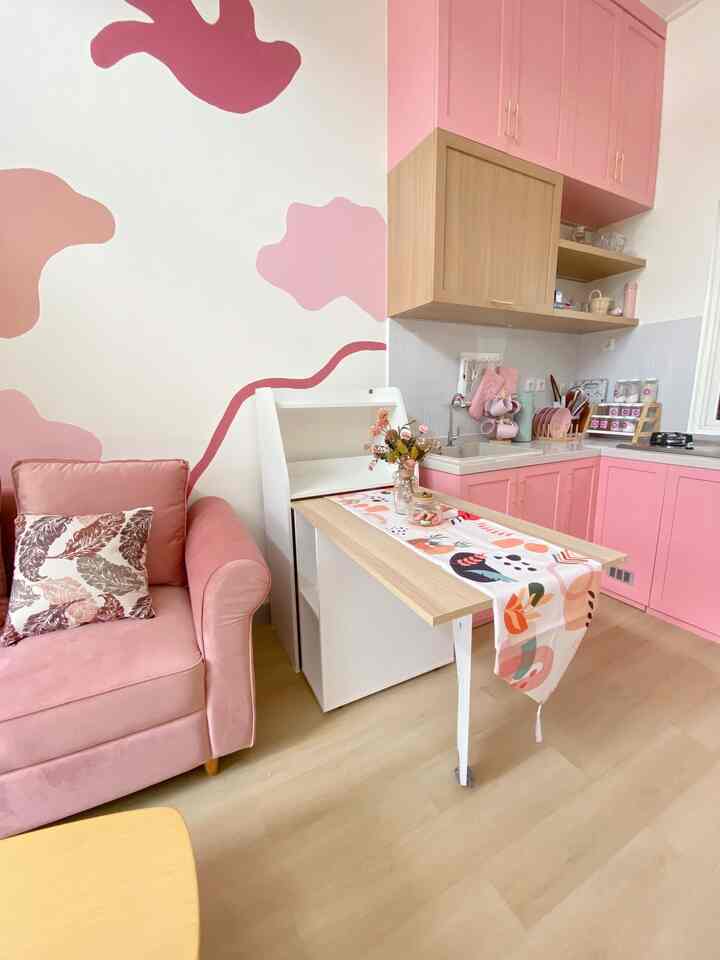 Punya rumah dengan luas 36 meter persegi menjadi tantangan tersendiri bagi kami. Kami harus benar-benar selektif dalam pemilihan furniture. Jadi, kami hanya pilihfurniture multifungsi dan bisa menghemat space yang terbatas ini. Seperti meja makan yang kami gunakan dan meja ruang tamu yang bisa dilipat kapan saja. Pemilihan kitchen set yang full dengan kabinet, menjadi pertimbangan kami untuk mengatasi ruangan terbatas yang kami miliki.


#nevertoosmall #ruangterbatas #rumahpink #rumahminimalis #kitchenset #kitchensetpink
