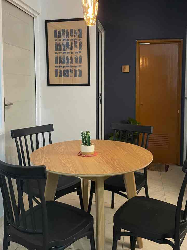 
Ruang makan nggak perlu penuh dekorasi untuk bisa terasa nyaman dan hangat. Kadang, less is more! ✨

Di sini, aku memilih meja makan kayu dengan finishing natural yang menjadi statement utama di ruangan. Dipadukan dengan kursi hitam minimalis yang sleek, ruang makan ini tetap terasa modern dan stylish tanpa kesan berat.

💡 Tips ruang makan simple tapi cozy:

1. Furnitur fungsional 
Meja kayu dengan desain clean-line seperti ini memberikan kesan hangat dan natural. Cocok banget untuk segala suasana makan, dari yang santai hingga acara spesial.
2. Kursi hitam minimalis
Tak hanya memberikan sentuhan elegan, tetapi juga fungsional dan nyaman untuk digunakan sehari-hari.
3. Lampu gantung industrial
Statement lighting ini adalah kunci untuk memberikan sentuhan karakter pada ruangan yang minimalis. Cahaya hangatnya bikin suasana makan jadi lebih intim dan cozy.

Walau dengan dekorasi yang minim, ruang makan ini tetap terasa homey dan fungsional. Siapa bilang simple nggak bisa stylish?😊 #SimpleDining #HomeDecorInspo
#Diningroom
#MejaMakanIndustrial
#WarnaCatRumah