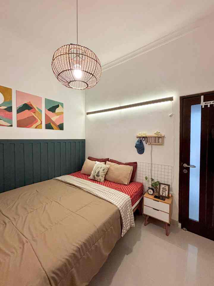 Natural wood tones and beige dominate this 3x3 meter bedroom with floating shelf and nightstand creating a cozy atmosphere