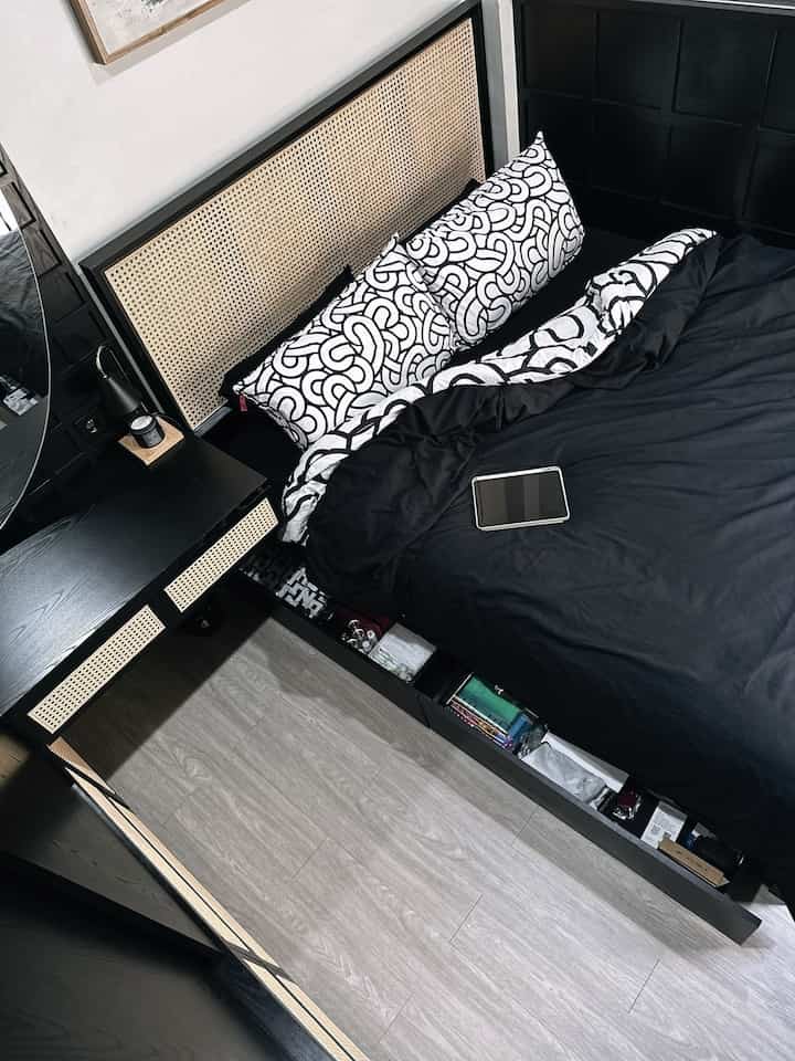 Kamar utama kami lebih kecil dibandingkan kamar kedua, ukurannya hanya 3,58 x 3,10 M. Kami memilih kamar ini karena view-nya langsung ke taman belakang dengan bukaan yang lumayan, udara segar, dan pencahayaan yang cukup.

Untuk memaksimalkan ruang, kami menggunakan furnitur multifungsi seperti tempat tidur dengan laci penyimpanan, wall moulding dengan space penyimpanan yang bisa dijadikan tempat dekorasi, serta cermin untuk ilusi ruang yang lebih luas.

Tips dari kami: selalu sortir barang secara berkala untuk menghindari penumpukan, dan gunakan ruang penyimpanan secara efektif agar barang prioritas tetap rapi.

#HomeDecor #SmallSpaceLiving #InteriorDesign #FunctionalSpaces #MinimalistLiving #TinyHomeTips
#ruangterbatas
#nevertoosmall