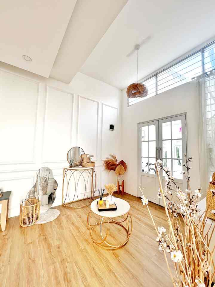 Ventilasi cahaya … kali ini aku mau share pentingnya ruangan yang terang tanpa lampu . Aku suka rumah terang apalagi rumah aku termausk tidak luas sehingga cahaya membantu rumah aku terlihat luas dan jembar. Sedikit tips dari aku untuk yang mempunyai lahan kecil sebaiknya perbanyak ventilasi cahaya sehingga rumah tidak terlihat semakin kecil . 
#ventilasicahaya #cahayamatahari #jendelabesar #ruanganminimalis #jendela #tipsrumahkecil #livingroom 