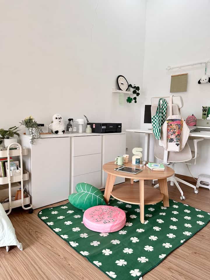 This is how I utilize the empty space in the middle of the room. There is a storage cabinet, coffee table, picnic mat, and cute cushions for sitting. Usually I sit here relaxing while drawing, reading a book, or writing a journal. Sometimes I also work here when I'm bored or fed up at my desk.

#storage cabinet #lemarikabinet #coffeetable #mejabulat #trolibuku #scentedcandle #bookend #peyanggabuku #lampumeja #dalkomspace