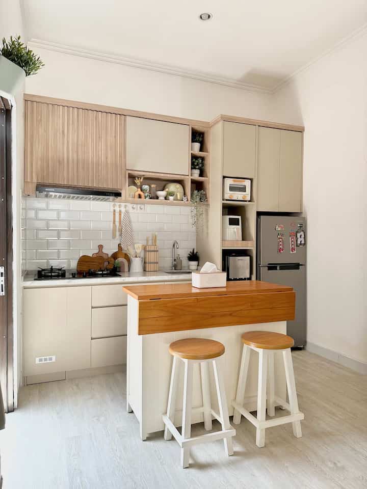 Caraku memaksimalkan area dapur yang terbatas adalah dengan menggunakan kitchen set dengan layout segaris supaya lebih minimalis dan hemat ruang. Memperbanyak storage pada kabinet kitchen set untuk meletakkan perlengkapan memasak. Menggunakan meja makan yang sekaligus sebagai tempat penyimpanan barang. Kemudian memilih warna netral dan cat dinding berwarna putih supaya terkesan bersih dan luas. 


#Ruangterbatas
#NeverTooSmall
#mejamakan
#kitchensetminimalis
#dapur
#catdinding
#hplaica
