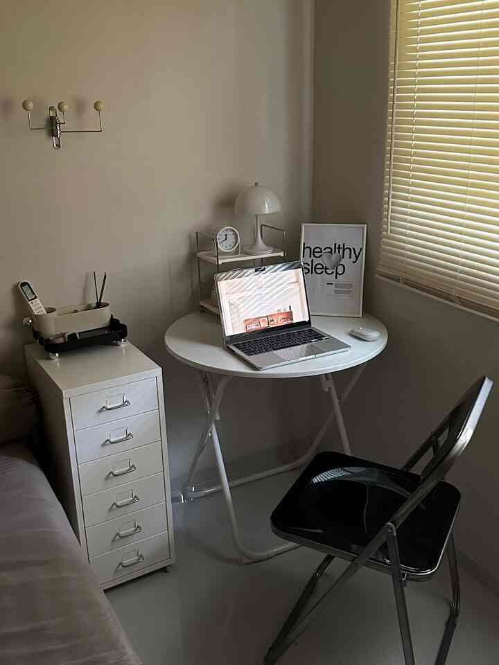 Menempatkan ruang kerja mungil di dalam kamar boleh-boleh saja asal bisa menata dengan baik🖤 kami pilih perabotan portable (bisa dilipat) supaya tetap bisa menghemat penyimpanan ketika tidak dipakai.
#kursiminimalis #mejaminimalis #kacaminimalis #laciminimalis #kursilipat #mejalipat #bedroom #ruangterbatas #nevertoosmall