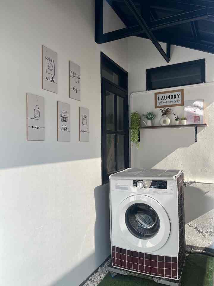 Laundry Room Outdoor Mini

Memanfaatkan dak lantai atas yang berukuran 1.2m x 3 m dibuatlah laundry room outdoor. Untuk melindungi dari sengatan cahaya matahari dan tampias air hujan kami menggunakan roller blind outdoor dan cover mesin cuci anti air. Laundry room outdoor ini lebih estetik dengan menambahkan wall decor laundry dan item dekorasi lainnya. Cat berwarna putih supaya terlihat lebih clean.

#laundryroom #laundryroomoutdoor #rollerblinds #laundrywalldecor #cattembokoutdoor #inspirasilaundryroom #walldecorlowbudget #hiasandinding