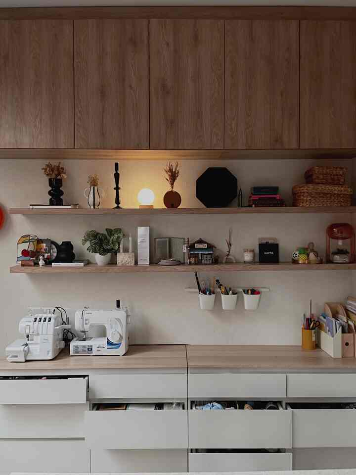 ⭐️Home Office Storage ⭐️

Ruangan area home office saat ini digunakan berdua dengan suamiku. Karena area ini sharing maka barang kami berdua pun cukup banyak, untuk menyiasati nya aku menggunakan lemari gantung dinding atas untuk barang yang tidak terlalu sering digunakan, ambalan, dan lemari laci pada bagian bawah, untuk menyimpan barang-barang agar ruangan tampak lebih rapih.

Untuk tambahan storage juga menggunakan trollet yang bisa didorong dan kotak penyimpanan plastik.
_
#lemarigantung
#HomeOffice
#LemariHPL
#RuangTerbatas
#NeverTooSmall
#LaciMinimalis