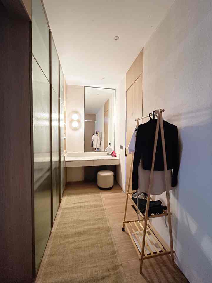 ⭐️Vanity Area⭐️

Ini adalah area closet dan make up aku, posisi nya di antara tempat tidur dan kamar mandi.
Posisi area make up dan lemari baju di sebelah kamar mandi sangat strategis, karena setelah mandi aku langsung bisa memilih-milih baju dan memakai skincare.

Karena area penyimpanan terbuka tidak ada lemari penutup nya, maka Aku menggunakan kotak penyimpanan akrilik untuk menata keperluan skincare sehari-hari agar tertata rapi dan mudah di raih💗.
_
#VanityTable
#MakeupArea
#MejaRiasMinimalis
#ModernVanity
#WalkinCloset
#MinimalistWalkinCloset