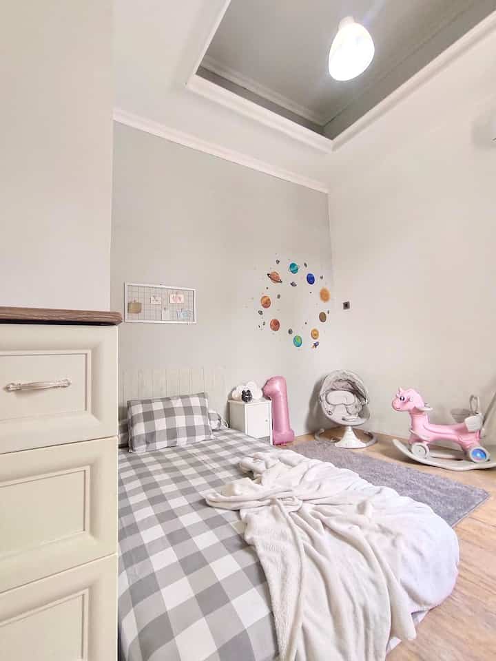 ✨ Warna Warni Kamar Anak ✨

Kamar anak di rumah ini baru ada satu, tapi anakku ada 2, makanya aku suka gonta ganti tema di kamar ini, karena memang belum difungsikan maksimal, hanya ketika jam tidur siang dan bermain saja karena anak-anakku belum mau tidur sendiri ketika malam.
Supaya gak bosen dan cocok untuk kamar anak cewek dan cowok sekaligus, aku suka ganti-ganti sprei dan dekorasi sekelilingnya, dan ternyata cuma dengan hal tersebut bisa langsung ganti mood ruangan lho 💕

#KamarAnak
#KamarTidur
#Bedroom
#Wallpaperdinding
#Wallpaperaesthetic
#SelimutBulu
#KarpetBulu
#Nakas
#DekorasiAesthetic
#BungaArtificial
#LampuLED
#LampuGantung
#LampuAesthetic
#ColorfullBedroom