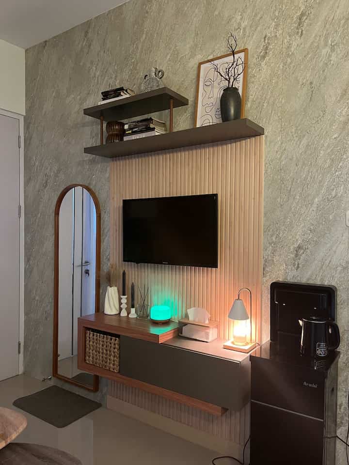 Update TV area pasca make over kemarin. Kami memotong bagian atas wpc lama & memasang upvc marmer di seluruh sisi area TV. Ambalannya juga dikurangi supaya tidak terlalu tinggi. Meski warnanya kurang sesuai ekspektasi tapi menurut kami masih oke lah. Gimana menurut tetangga? Better sebelum atau sesudah make over?

#wpcpanel #upvcmarmer #ambalanterbuka #standingmirror #lampuaromatheraphy #dehumidifier #dispenser #tvarea #backdroptv