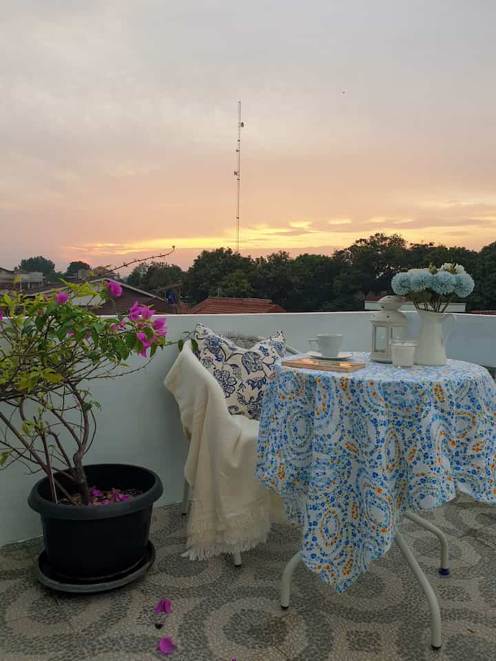 🔅Senja datang membawa cerita tentang harapan dan impian yang baru🔅

sekali-kali menikmati senja dari atap ditemani segelas teh atau kopi plus bacaan, sungguh membawa ketenangan yang sulit dilukiskan dengan kata-kata 🥰



#tema2 #temabebas #OHouseS8 #Rooftop #KebunAtap #Balcony #Balkon #homestagram #homecafe 