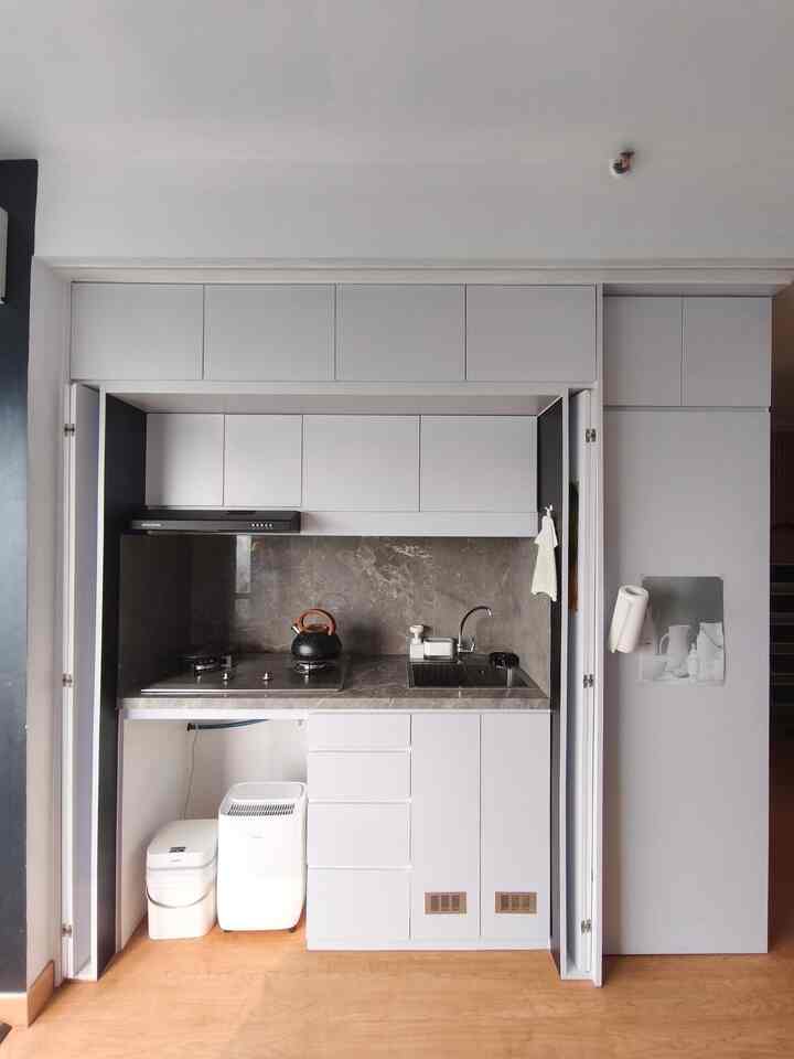 Prinsip yg dipakai saat styling dapur di Tentramhome cukup simpel:
- sebisa mungkin semua peralatan masuk ke lemari
- yg terlihat dari luar hanya yg memang sgt sulit dimasukkin lemari, atau, benda nya memang berfungsi ganda untuk dekor/styling

Dapur berukuran mungil punya risiko lebih tinggi terkesan berantakan/cluttered saat ada byk barang yg “tidak masuk lemari” dan saat terlalu byk tekstur & warna yg ada. 

Jadi, yg dipilih simpel-simpel aja, karena yg simpel juga cantik: putih-abu-hitam + sesedikit mungkin barang

#KitchenSet
#KitcthenSetMinimalis
#HPLDapur
#MakeOverDapur
#StylingDapur