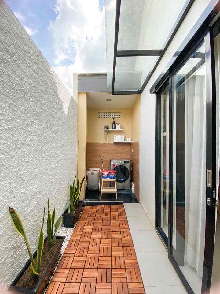 Memaksimalkan ruangan mungil sebagai laundry room & taman kering ✨

Ruangan ini bisa dibilang kecil, namun sangat fungsional karena sehari-hari digunakan sebagai tempat mencuci baju. Untuk memaksimalkan ruangan mungil, tidak perlu menambahkan terlalu banyak aksesoris/dekorasi. Sehingga ruangan tetap bisa digunakan sebagai mana mestinya. Berisi mesin cuci, keranjang laundry, ambalan, dan botol-botol detergent. 

#cat #catnippon #catnipponelastex #ambalan #keranjanglaundry #mesincuci #pottanaman #deckingkayu #Ruangterbatas #NeverTooSmall 