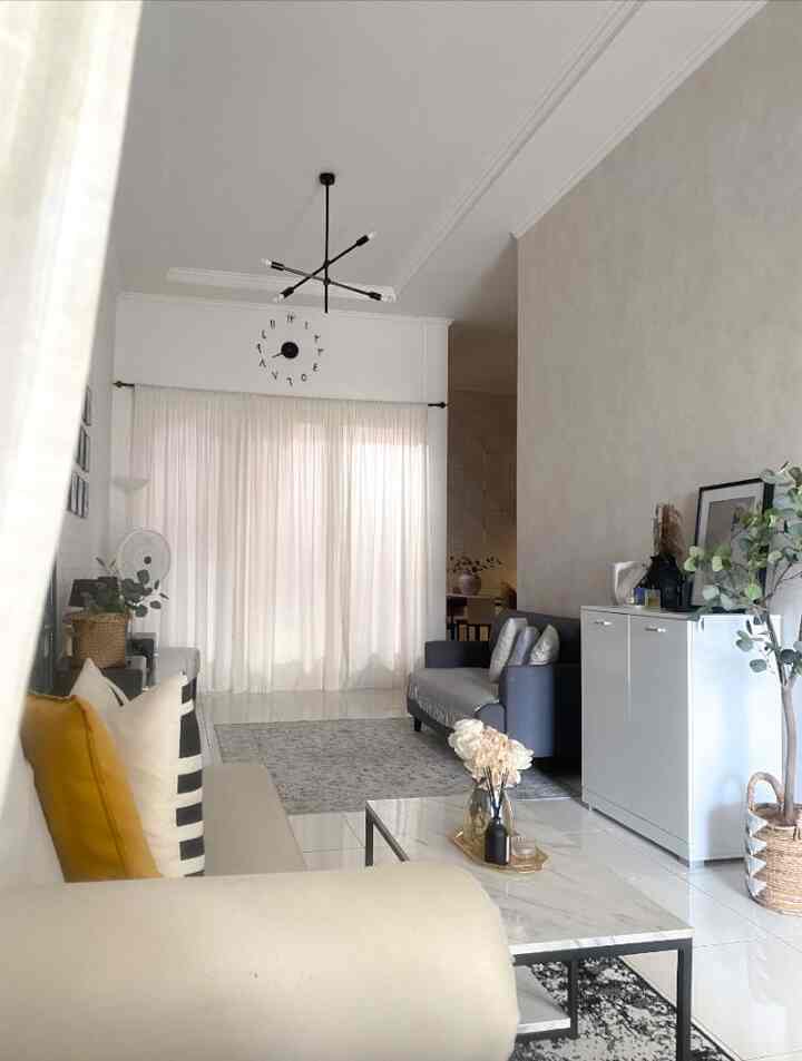 Memaksimalkan ruangan di lahan terbatas 

Rumah ini luasnya 84 m2 dengan layoutnya carport, ruang tamu, ruang keluarga, 2 kamar tidur, 1 kamar mandi, dapur + ruang makan, dan laundry room yg dirangkap juga setengah gudang. 
Jadi dengan luasan seperti ini, akhirnya kami sepakat untuk membuat rumah segaris/open space agar terlihat lebih lapang. Selain itu, penilihan furniture yang sesuai dengan luas dan tema rumah juga bisa menjadi perhatian agar rumah terlihat lebih besar.

#KitchenSet #KitchenSerMinimalis #WallpaperDinding #WallpaperEstetik #Ruangterbatas #NeverTooSmall
