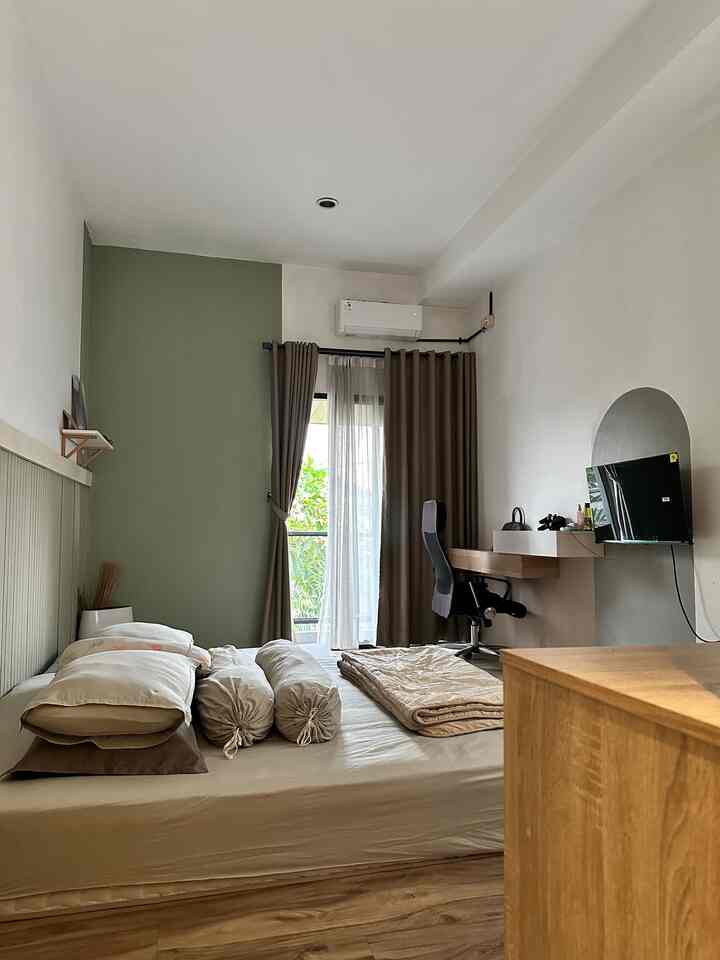 Hi Tetangga

Di area bedroom yg terbatas ini kami memiih menggunakan furniture yg berdesign minimalis.

Seperti meja kerja kami menggunakan design yg menggantung, agar tidak byk memakan space selain itu meja kerja tsb pun fungsional sebagai storage / laci.  Sebelum nya kami menggunakan meja kerja dengan kaki seperti slide 3, yg dimana lebih byk memakan space.

Jadi cara kami mensiasati area terbatas adalah menggunakan furniture yg fungsional bisa memiliki bbrp fungsi dan juga design menggantung jika memungkinkan.

#ruangterbatas #nevertoosmall #wallbaten #hmr #catindustrial #mejakerjaminimalis #catantibacterial #cat 

