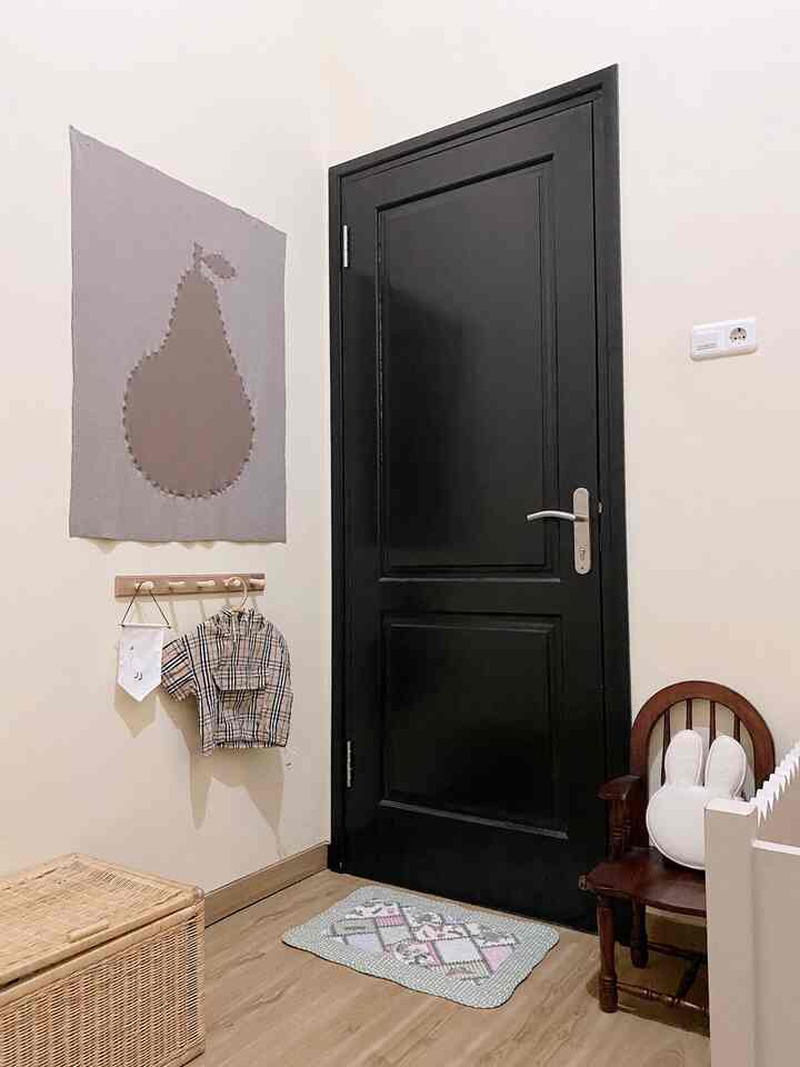 Caraku memaksimalkn ruang terbatas adalah memanfaatkan bagian belakang pintu kamar menjadi sudut yang estetik dan fungsional.

#ruangterbatas
#nevertoosmall
#dekorasikamaranak
#homedrcorideas