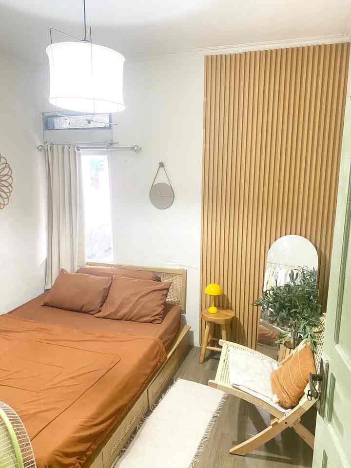 Master bedroom kami minimalis dan mungil dengan ukuran 2,8 meter x 2,8 meter. Serta tidak memiliki banyak space sehingga kami memutuskan menggunakan dipan dengan tambahan 2 laci di bawah guna menyimpan baju baju kami. Dipan yg kami gunakan pun ukuran queen size dengan ukuran 160 cm x 200 cm. Di sebelah kasur kami meletakkan stool dari kayu jati sebagai pengganti nakas (bedside table) untuk menghemat space yg di atasnya kami meletakkan lampu tidur jamur portable 
#wallpanel #dipanminimalis #lazychair #ruangterbatas #nevertoosmall