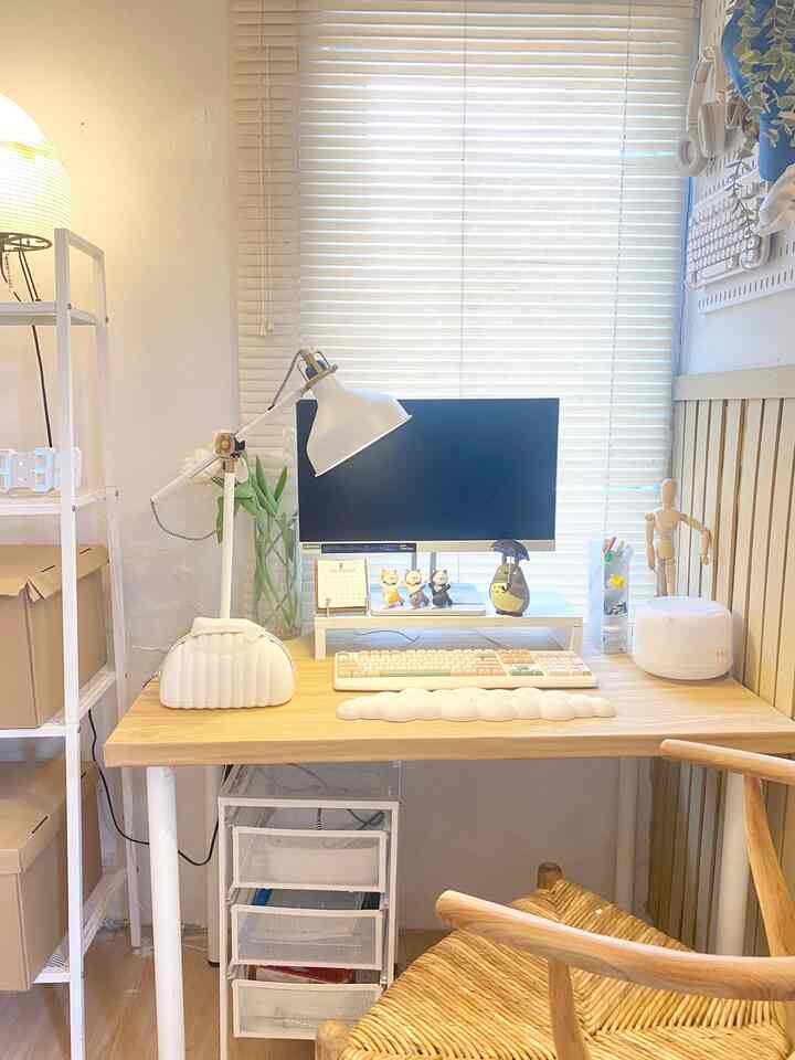 Spot baru di rumah dinas ini yg kali ini mau aku sharing dengan tetangga online semua 😍😍

Working space ini memiliki ukuran ruang yg sangat minimalis yaitu 1,8 m x 2 m. Untuk meja kerja saya memakai dari IKEA ADLIS/LINMON ukuran 100 cm x 60 cm. karna keterbatasan space saya memaksimalkan beberapa penyimpanan seperti rak lerberg putih dari ikea beserta kardus penyimpanan dari IKEA PAPPIS, bawah meja saya tambahkan jg rak dari IKEA LENNART untuk menyimpan dokumen / ATK (peralatan alat tulis kantor), tak lupa jg saya tambahkan lampu belajar dari IKEA RANARP agar memberi kesan minimalis dan aesthetic 

Untuk nuasannya masih sama dengan tema rumah ini yaitu serba putih dan warna kayu ☺️☺️
#mejakerjaminimalis #lampukerja #lampumeja #rakpenyimpanan #ruangkerjaminimalis #inspirasiworkingspace #Dekorasiruangbelajar 