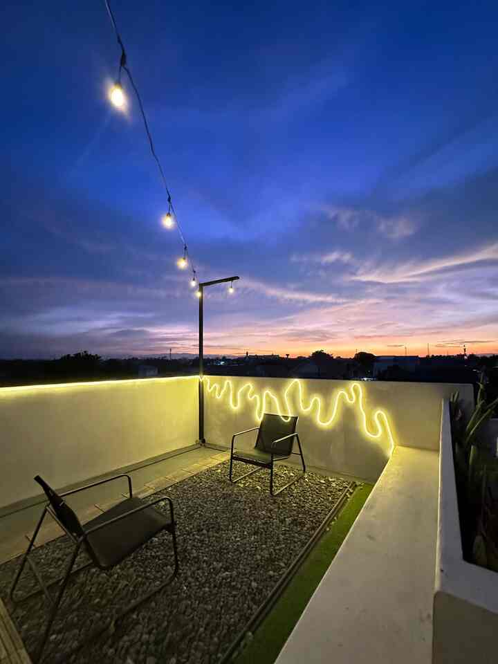 Hi Tetangga

Ini rooftop mini kami. Karena rumah kami hadap
barat, jadi area ini di gunakan untuk area santaj sambil menunggu sunset. 

Kami kombinasikan tempat duduk semen dengan tempat duduk yg bisa di gunakan outdoor.

Lampu nya kami menggunakan filamen dengan bulb dan juga pada tembok kami gunakan lampu led khusus outdoor.

#rumahminimalis #minimalis #industrial #rumahindustrial #rooftop #deckingkayu #rumputsintesis #bangkusemen