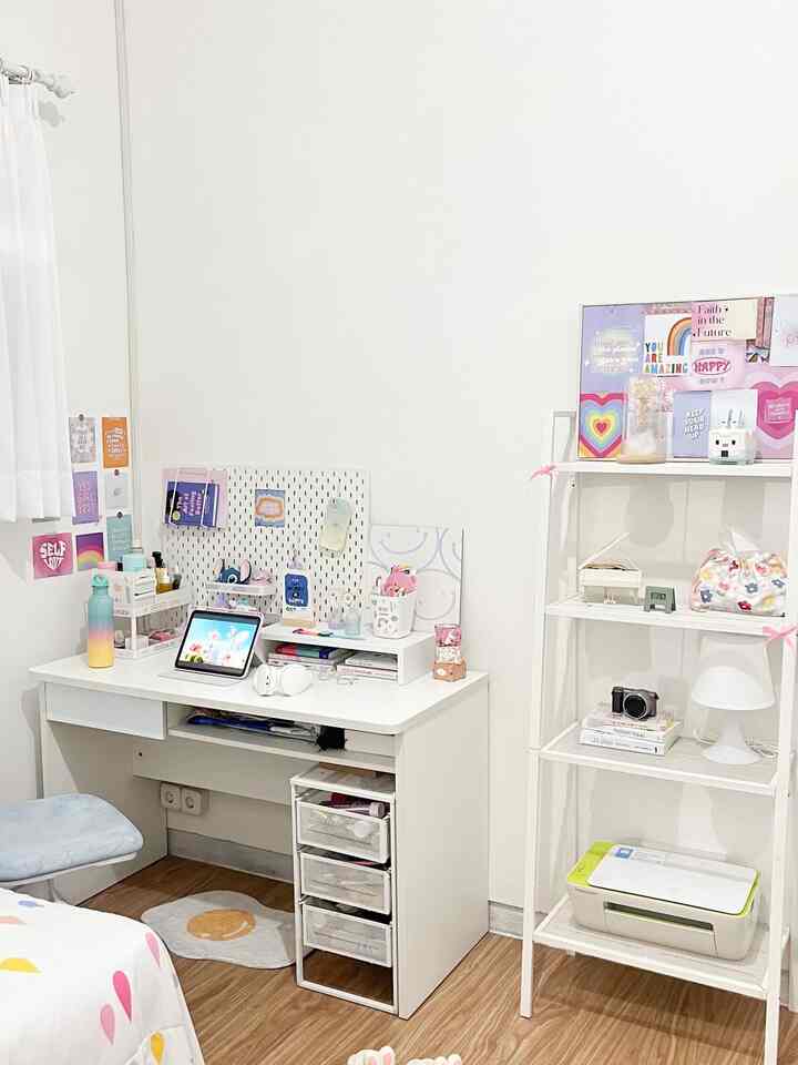 untuk ukuran kamar 3x3 ini aku memaksimalkan ruangan dengan memilih barang yang memiliki sekat dan storage supaya bisa tetap bisa fungsional dan tetap terlihat menarik

#rakdinding #gantungan #mejabelajar #storage #ruangterbatas #nevertoosmall