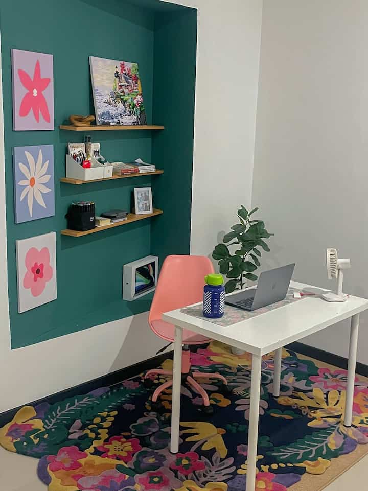 Di @diemdibumi terdapat area kosong di lantai 2, setelah setahun kosong akhirnya kami memutuskan untuk membuat home office disudut ini. Ternyata area ini menjadi area nyaman untuk aku bekerja. Warna yang terang dengan karpet custom membuat ruangan ini menjadi ruangan favoriteku meskipun kecil

#Cathijau
 #Ruangterbatas
#NeverTooSmall
#favoriteroom
#HomeOffice
#FullColorHome
#RuangKerja
#HomeOfficeInspo
