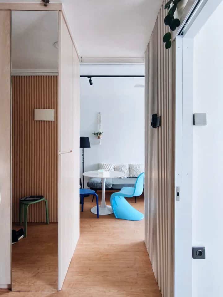 Semua slide foto di carousel posting kali ini diambil dari sudut yg sama

yg membedakan adalah: layout furniture nya berbeda

ini jadi salah satu keuntungan apabila kita pilih perabot lepas yg berbobot ringan

saat bosan dengan ruangan, gk perlu repot renovasi, cukup relayout dengan pindahkan perabot yg ada, hanya perlu bbrp menit dan ruangan pun bisa punya suasana yg baru

#layoutruangan
#lorongmasuk 
#tembokputih
#lantaikayuvinil
#cermindinding