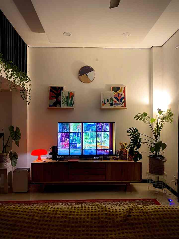 Suana malam di @diemdibumi yang hanya menggunakan dua lampu kecil #livingroom #inspirasiruangtv #lighting #smalllight #homedecor #rumahbandung #CozyLivingRoom #NightAmbiance