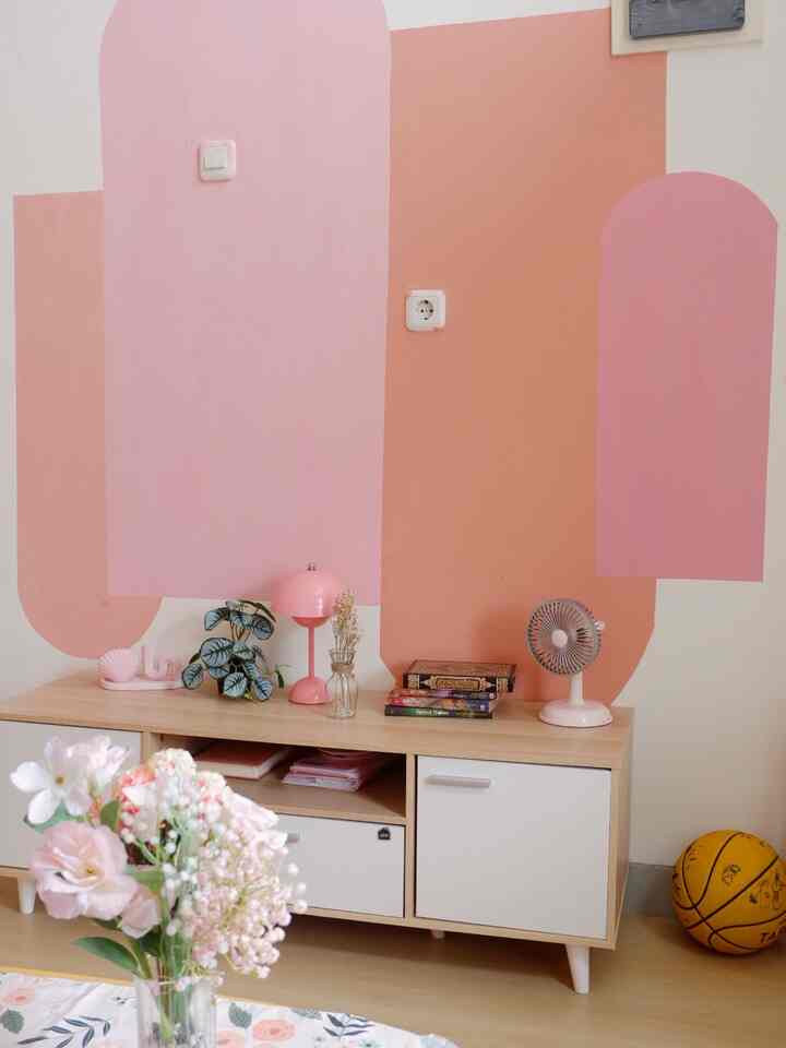 Hello from our cutesy living room 🫶🏻
Ruang keluarga serba pink milik kami hanyalah ruangan open space bersama dapur tercinta.
Ditempat inilah kami menghabiskan waktu bersama keluarga berbagi cerita.


#livingroom #ruangkeluarga #livingroomideas #ruangkeluargaopenspace #openspaceideas