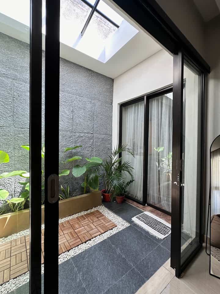 Taman kering dengan atap skylight ☀️

Berada di sisa lahan bagian belakang, taman ini menjadi akses ke kamar tidur, kamar mandi dan service area. Kami menggunakan pintu sliding kaca sebagai pembatas antara area taman dan living room. 

Terdapat beberapa tanaman hijau yang minim perawatan seperti Calathea dan palem. 
Kedua anabul kami sangat suka bersantai di taman ini.

#tamankering
#slidingdoor
#deckingkayu
#rumahminimalis
#calathea
#tanaman
#kerikilputih
#skylight

