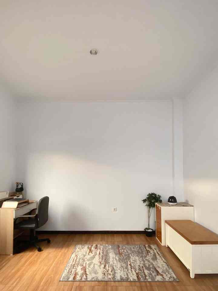 Home office + area santai 🌼

Tampilan ruang kerja yang masih minim furniture beserta dekorasi nya. Selain digunakan untuk ruang kerja area inipun seringkali digunakan untuk bersantai .

#karpet #benchpenyimpanan #tanamanartificial #lantaimotifkayu #homeoffice #ruangbelajar #inspirasiruangan