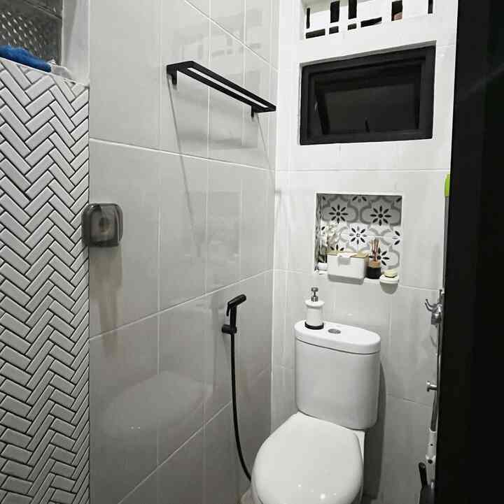 Kamar mandi yang jarang sekali muncul, karena ukurannya kecil namun tetap fungsional. 

Dinding menggunakan full ceramic sampai plafon, dengan nuansa monochrome.

Terdapat sirkulasi udara pada jendela yang kecil. 

#CatRumahMinimalis #KamarMandi #KamarMandiMinimalis #RuangTerbatas #NeverTooSmile