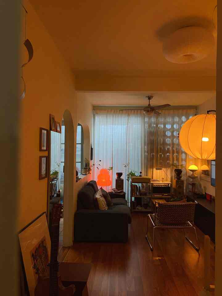 Rumah kami hanya seluas 72m2. Dengan keterbatasan ruang, kami harus kreatif dalam menata tata letaknya

Semuanya harus memiliki ruang yang ditentukan, sehingga tidak terlihat semrawut atau terlalu penuh. Kami juga menyukai rak khusus di ruang tamu ini. Rak ini berfungsi sebagai lemari musik, rak buku, dan tempat bagi kami untuk memajang pernak-pernik unik

#cabinetTv
#lantaispckayu
#jamdinding
#ruangterbatas
#nevertoosmall