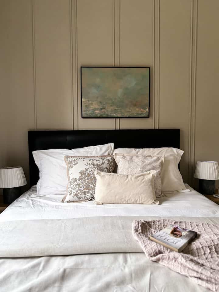 Sebelum punya rumah ini, aku tergila-gila dengan segala sesuatu yang serba putih. Tapi belakangan ini malah suka sekali sama nuansa interior yang agak dark dan moody. 
Setiap ada dinding putih kosong di rumahku, langsung cari ide untuk dikasih sesuatu supaya tidak kelihatan polos:)). Salah satu aksen yang paling aku suka adalah wall batten pada dinding. Wall batten ini mudah untuk dibuat dan harganya pun sangat affordable (terutama karena aku buat sendiri 🤣) tapi look yang dihasilkan menurutku sangat cantik. 
#wallbatten #wallpanel #accentwall #dekorasidinding #warnacatrumah