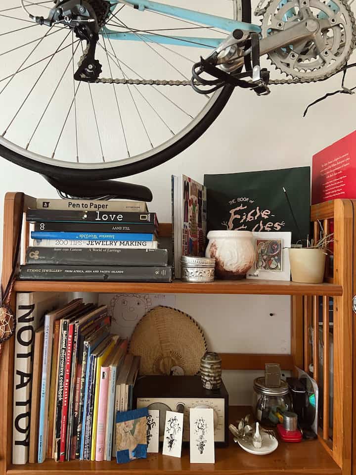 Sedikit hal menarik dari 🏡

#shelfstyling
#midcenturymodern
#ruangkecil
#hidupbersamabalita
#dekorasiruangtamu
