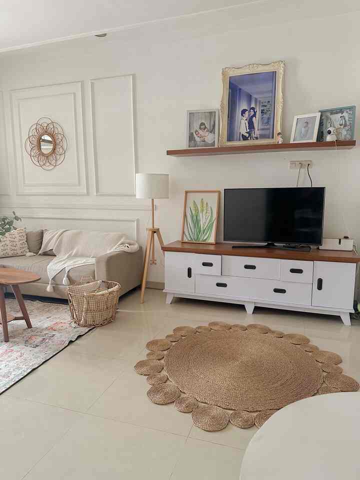 Memanfaatkan ruang terbatas dirumah ku ini agar tetap maksimal contohnya dengan membuat ruangan tanpa sekat dan menata ruangan agar tetap berfungsi dengan baik seperti meletakan ruang tv di sebelah area living room 🤎
#RuangTv #WarnaCatRumah #HomeDecorTips #LampuAesthetic #WallMoulding
#RuangTerbatas
#NeverTooSmall