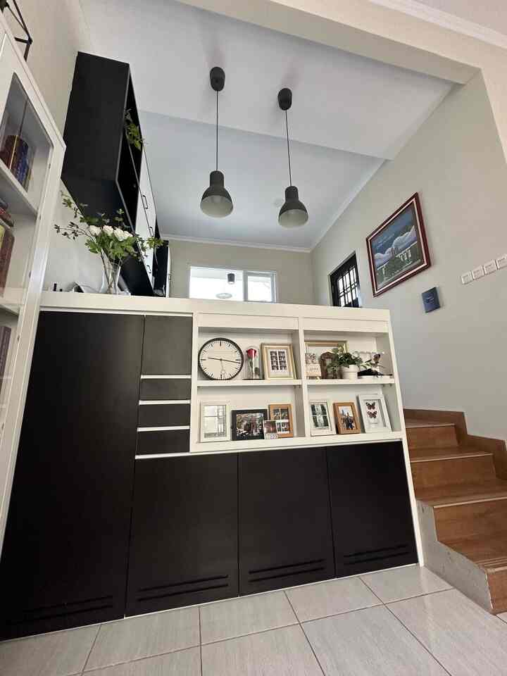 • Lemari Sepatu •

Hello, O!House friends, di lemari ini aku menyimpan sepatu sekeluarga. Lemari ini berbahan ACP (aluminum composite panel) dengan finishing HPL yang aku pesan di penyedia jasa interior. Lemari ini menyelesaikan masalah sepatu dan sandal yang berserakan di rumah.

Aku juga menyisakan space untuk memajang beberapa foto keluarga dan pernak-pernik koleksi.

#LemariSepatu
#ACP
#DisplayCabinet
#CompactHouse
#LemariACP
#LemariFungsional