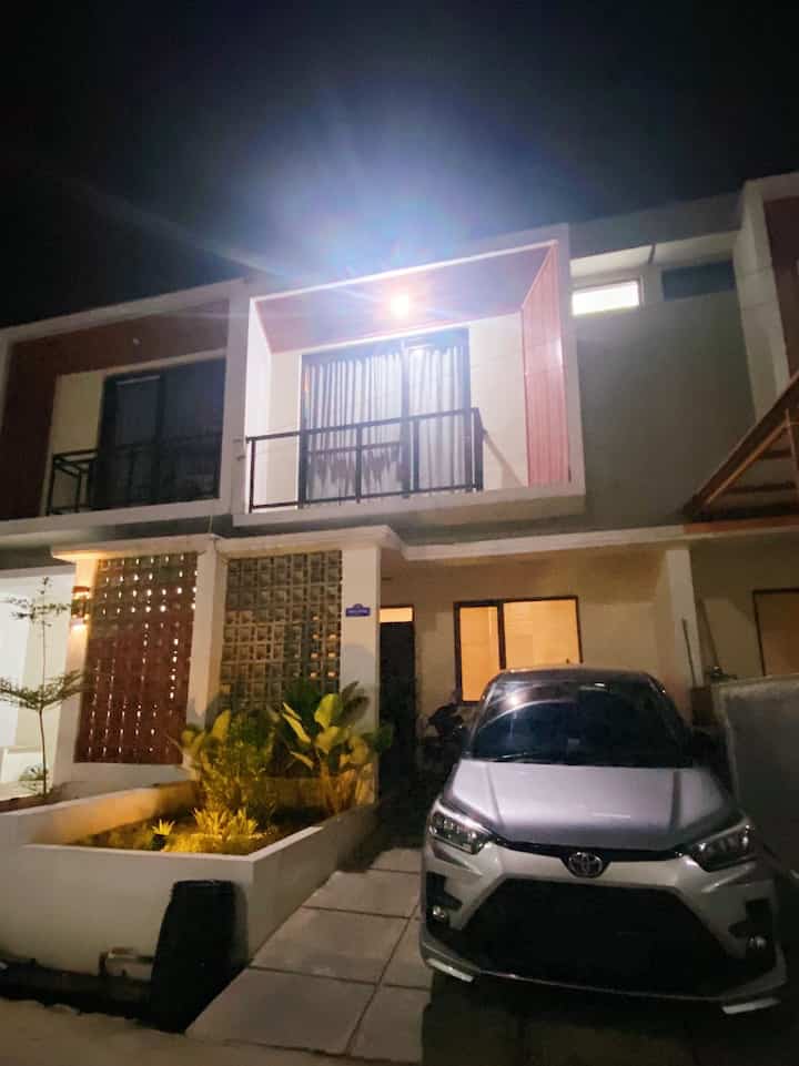 Ohayo!! 🕯️🌝

 vibe malam diluar rumah nara
belum banyak penerangan sebenarnya didalam cluster kami,karena termasuk perumahan baru, mungkin selain fasad yang ingin diliat dari postingan ni adalah taman dan ruang tamu didepan rumah kami

#rumahminimalis
#polkadotpattern
#narahous 
#fasadrumah
#bauhaus
#tamanminimalis