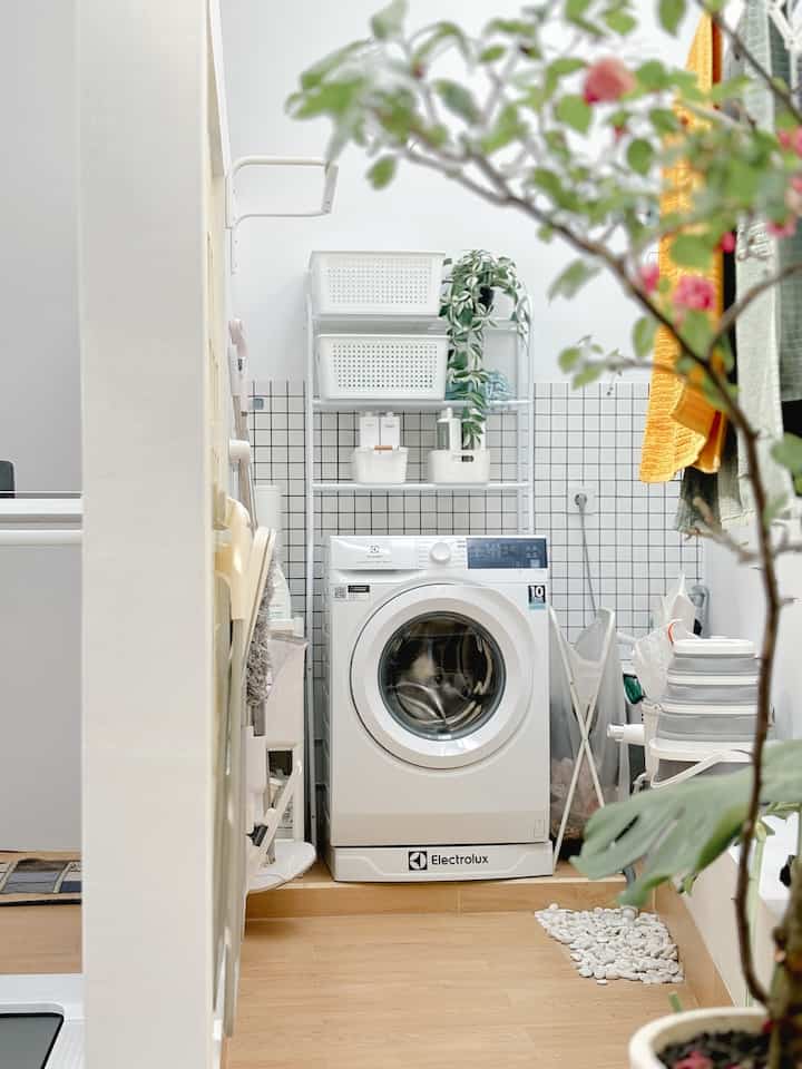 Laundry room gang memanjang 3meter, laundry room ini mempunyai lebar 1.2m dan menyempit ke 80cm karna benteng tembok nya miring, laundry room ini kita simpan di area belakang secara tertutup, kita pasang skylight untuk masuknya cahaya di ruang jemur ini.

pastikan sebelum temen temen membuat laundry room pastikan untuk area jemur baju nya memadai ya walaupun area nya tertutup, pasang juga sirkulasi seperti roster atau jendela agar laundry room nya tidak lembab. 

semoga menginspirasi🤍

#laundryroom #laundryroominspo #laundryroomawhouse #mesincucibukaandepan #machinefrontloading #mesincuci #ruangcuci #laundryroominspiration