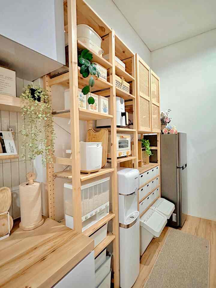 Pantry Minimalis

Di samping dapur kami manfaatkan untuk ruang pantry. Karena tidak begitu luas kami menggunakan rak ivar dari ikea untuk menaruh alat elektronik seperti rice cooker, air fryer, oven, dispenser, dll. Kami juga menggunakan storage-storage untuk penyimpanan persediaan bahan dan makanan di dapur. Walaupun hanya segaris tapi bisa menjadi tempat penyimpanan yang optimal dan praktis.

#pantry 
#RuangTerbatas
#NeverTooSmall
#RakIvarIkea