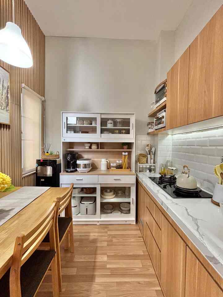 caraku untuk memaximalkan ruang dapur sekaligus ruang makan ini adalah dg cara menata letak furniture dan perabotan sedemikian rupa sehingga tampak lebih lega.. aku juga menggunakan lemari dapur yg multifungsi sehingga tidak hanya berfungsi sebagai lemari simpan tetapi jg terdapat top table yg bisa digunakan utk apapun..
aku juga memilih layout dapur segaris agar dapur tampak lebih luas 🤎

 #KitchenSet #KitchenSetMinimalis #LemariDapur #WallpaperDinding #WallpaperEstetik #Ruangterbatas #NeverTooSmall