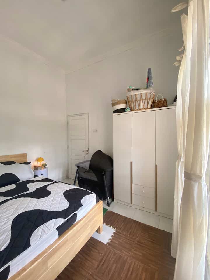 Rapih rapih isi lemari 💕

Karena keterbatasan area, intip cara kami menyimpan baju

Satu isi pintu lemari untuk baju dewasa, untuk bagian rak gantungnya kami pilih yg ada 2 rak gantung. Untuk rak gantung atas untuk baju dewasa, dan rak gantung bawahnya untuk baju anak

Bagaimana untuk si baby ? Sementara kami taruh di area bawah baby crib nya, karena juga area bawahny belum terpakai jadi pakai di area tsb dulu ✨

Untuk baju anak, selain yg digantung kami pakai storage sekat agar terlhat rapi dan juga anak bisa tetap ambil sendiri 

#lemaripakaianminimalis
#rekomendasilemari
#storagebaju
#woodenhanger
#inspirasilemaripakaian
#storagesekat
#storagebox