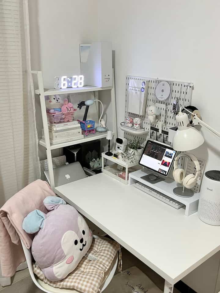 maximize the mini desk area with some of the items I use here 

1. Stacking shelves/lerberg
Stacking shelves like this are really suitable for saving space because the size is not too wide so it doesn't take up space + can store a lot of stuff. The one I use has 4 levels so it's quite a space saver. 

2. Pegboard
installing a pegboard on the wall is also one way to maximize space for storing stuff. 

3. Table stacking shelves/monitor stand
Using these two items is also a great space saver. With the size of my desk which is not too big (100x60) I can store more stuff because there is additional space below/above. 

#DeskArea
#DeskDecor
#StudyTableInspiration
#LimitedSpace
#NeverTooSmall