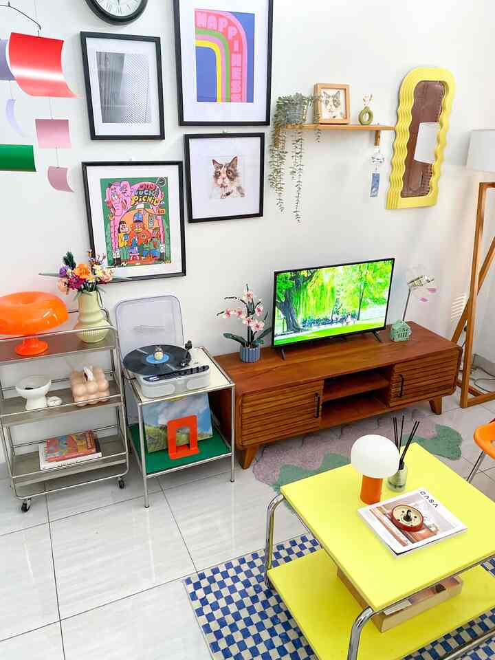Tentang pagi ini, bersantai di Minggu pagi dalam suasana yang menenangkan 🍃💚

Cukup dengarkan musik dari pemutar vinil 🎶

#mejaTVminimalis #vinylplayer #rakminimalis #karpetestetik #midcenturymodern #livingroom #rumahdeveloper #depok


