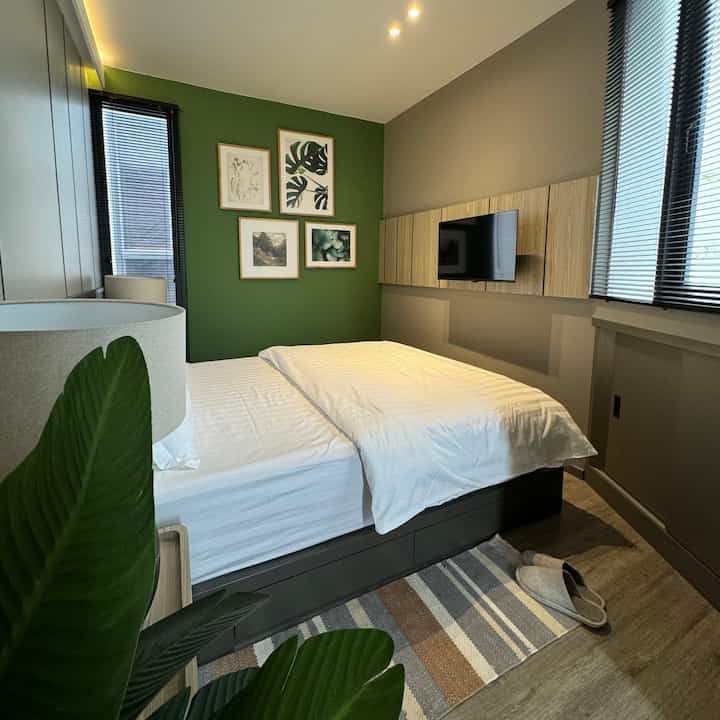 Luas yang terbatas tidak menghalangi saya untuk menciptakan ruang tidur yang nyaman, dengan ukuran bed 160x200 dan dilengkapi dengan side table dan TV 32 inch sangat cukup buat kami.
Untuk lemari dan meja rias ada di sisi sebelahnya..kamar tidur ini dilengkapi juga dengan banyak kabinet yang dapat memuat bed cover dll.
#KamarTidur
#TempatTidur
#AmbalanHPL
#LemariHPL
#RuangTerbatas
#NeverTooSmall