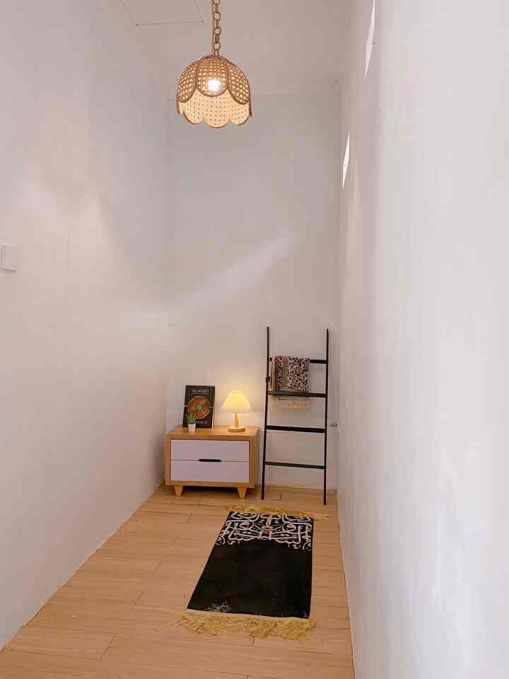 Mihrab jadi salah satu tempat favorite kami sekeluarga apalagi di malam hari, meskipun ruangan nya kecil tapi kita sering menghabiskan waktu di sini untuk sekedar bercengkrama dengan anak anak sambil mengajari tentang agama☺️🤎

#mihrab
#makeovermihrab
#mihrabstyling
#makeovermushala
