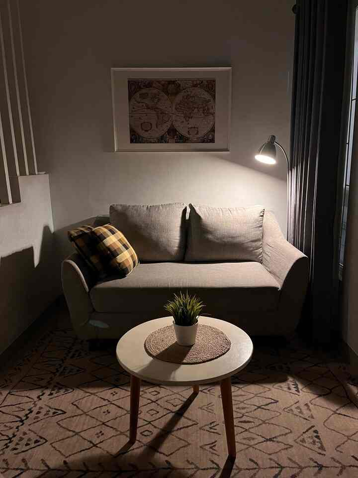 Kondisi siluet malam di living room rumah @meehomey. Keberadaan lampu baca akan menambahkan kesan syahdu di waktu malam sebuah rumah. Sehingga rumah tidak benar-benar gelap gulita saat waktu tidur tiba. Penggunaan lampu baca juga meninggalkan siluet tersendiri di area yang kita inginkan. Waktu istirahat telah tiba, dan rumah sudah dibersihkan sehingga siap menyambut hari esok.

#NightMode #LightingRuangTamu #PeneranganMinimalis #WaktuMalam #RuangTamudiMalamHari