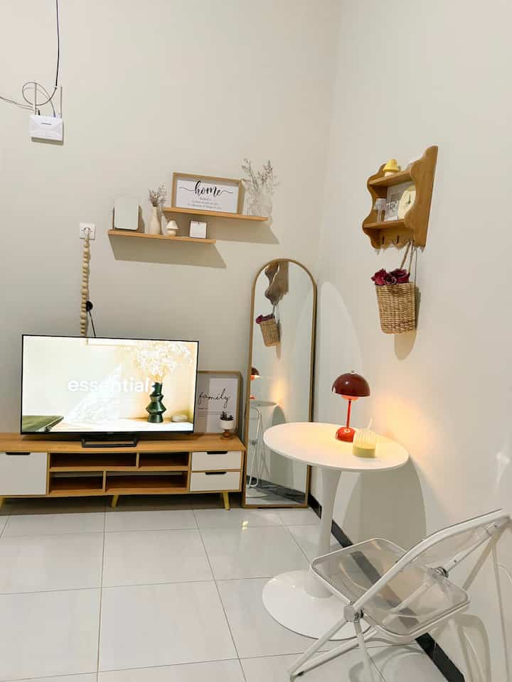 Area ruang tv sekaligus ruang keluarga ini masih sama dekorasinya belum ada perubahan lagi di area ini.

#ruangtv #ruangkeluarga #homedekor #inspirasihomedekor #minimalis 