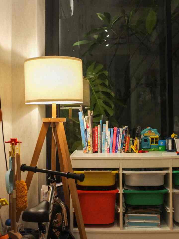 Ruangan terbatas itu bikin kita muter-muter otak untuk beli isi rumah dan furniture yang cocok, sesuai, dan fungsional.
Yang pasti rumah dengan banyak isinya, harus juga mikirin storage yang banyak tapi ga makan tempat.
Inilah beberapa storage yang kami gunakan untuk menyimpan dari mainan anak, cemilan, tempat piring dan lain-lain
#StorageMinimalis
#RuanganTerbatas
#NeverTooSmall
#RumahIndustrial