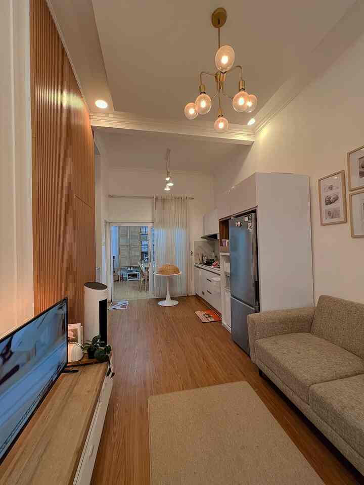 Rumah 78sqm 🥨
sebetulnya ada beberapa tantangan dari rumah minimalis terutama soal tata letak.
area living room sampai dapur ini tidak luas.
jadi furnitur aku letakkan di sebelah kanan-kiri dekat dengan dinding dan mengurangi barang yang letaknya di tengah agar mobilitas pengguna nya lebih leluasa.

pada ruang paling belakang aku jadikan sebagai pantry yang memuat berbagai macam barang elektronik, jadi bagian living room ataupun dapur tidak terlalu banyak barang.

#Ruangterbatas
#NeverTooSmall
#RumahMinimalis
#lantaivinyl
#RumahAesthetic 