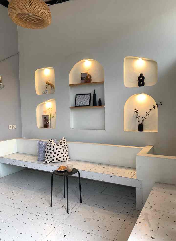 Rumah ini adalah rumah tumbuh yang memiliki luas area terbatas dan tidak memiliki gudang. Jadi, ketika kami memutuskan membuat teras dengan bangku, kami sengaja membuat dudukan dengan kolong. Sehingga nantinya bisa di custom kabinet untuk penyimpanan barang. 
Selain itu, pemilihan cat serta granit yg senada juga membuat kesan space teras ini menjadi terlihat luas.

#Ruangterbatas #NeverTooSmall #TerasEstetik #GranitTerrazo #TerasRumahSubsidi #WarnaCatTeras